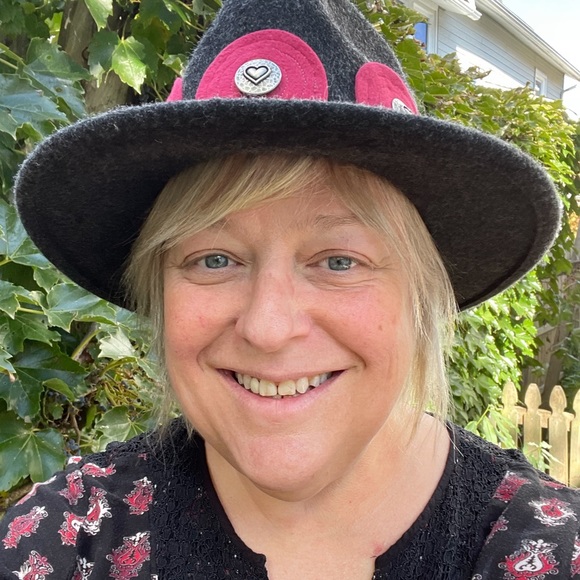 Meet your Posher, Amy - Picture 2 of 2